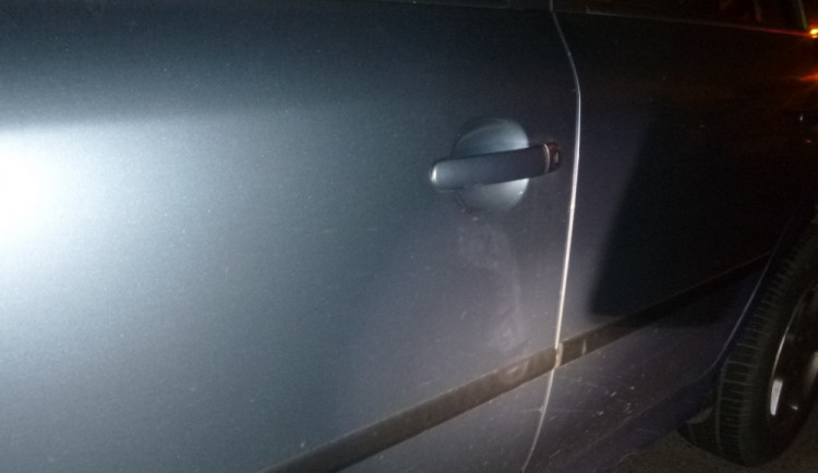 Zdrogovaný muž v Budějcích ničil auta