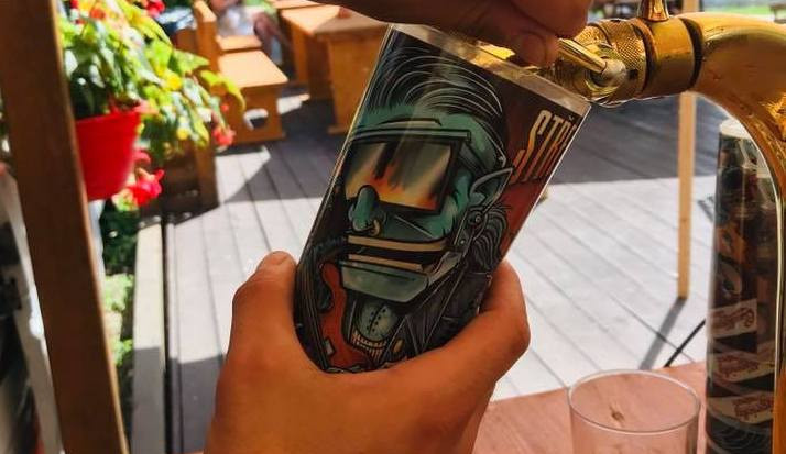 Lidé si zvykají na vratné kelímky. Podnikům ale přibyla práce