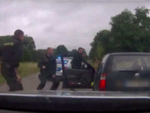 VIDEO: Zdrogovaný muž ujížděl policii. Zběsilou jízdu i policejní střelbu si natáčel na Instagram