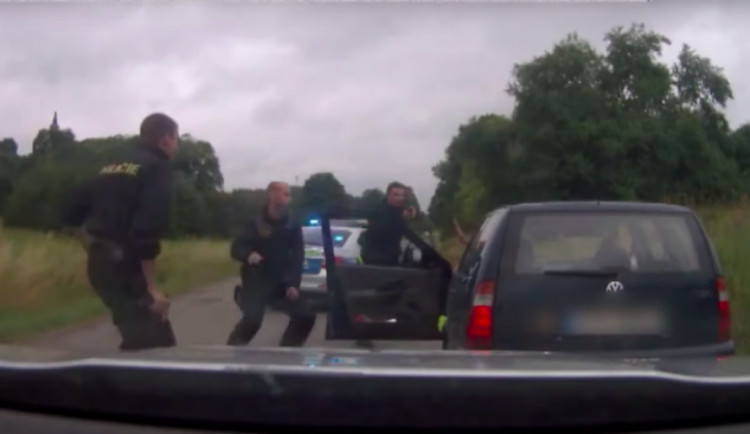 Zdrogovaný muž ujížděl policii. Zběsilou jízdu i policejní střelbu si natáčel na Instagram