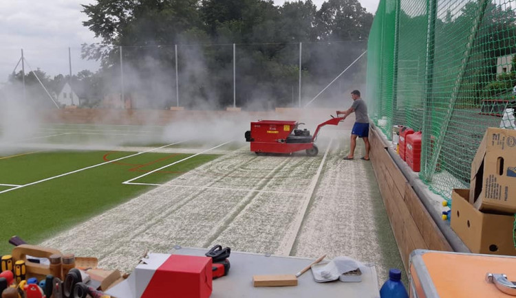 V Jihočeském kraji je další Oranžové hřiště. Tentokrát je určeno pro sportovce a vzniklo v obci Hůry