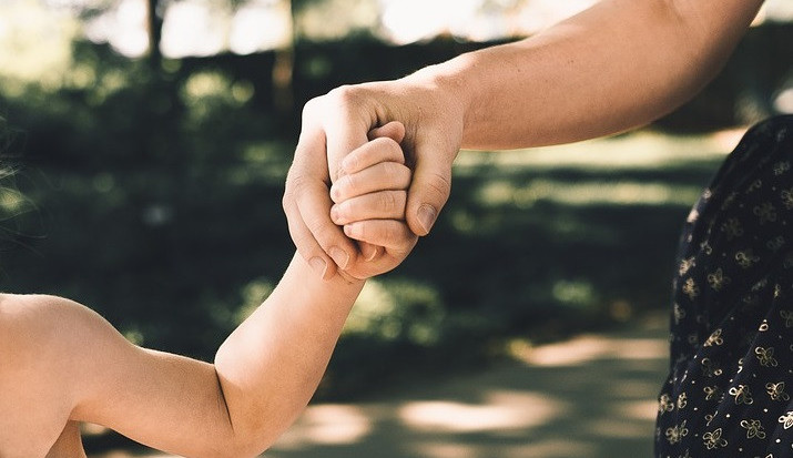 Opilá matka až druhý den zjistila, že jí chybí osmiletý syn. Prý ho předala kamarádce, kterou nezná