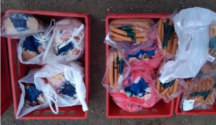 Dodávka vezla čtvrt tuny masa pro dětský tábor v nevyhovujících podmínkách