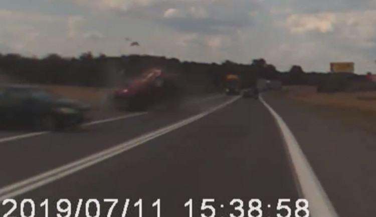 VIDEO: Palubní kamera zachytila smrtelnou nehodu na Brněnsku. Řidička usnula při řízení, zaplatila za to životem