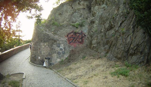 FOTO: Muž posprejoval skálu pod Petrovem u Denisových sadů