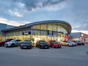 Jsme tu pro všechny, co chtějí nové auto, kvalitní autoservis a služby, říká ředitel CB Auto František Fišer