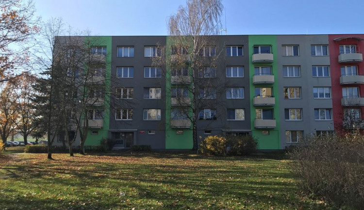 Žena, která loni v listopadu skočila se svým dítětem z okna, byla obviněna z vraždy