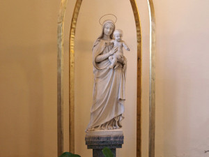 Nepoškozená socha Panny Marie