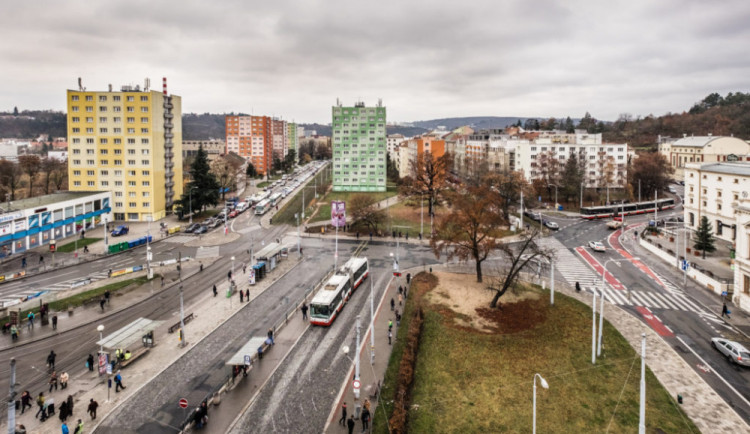 Muž okradl o hodinky strážníka, který na Mendláku roztrhával hromadnou rvačku