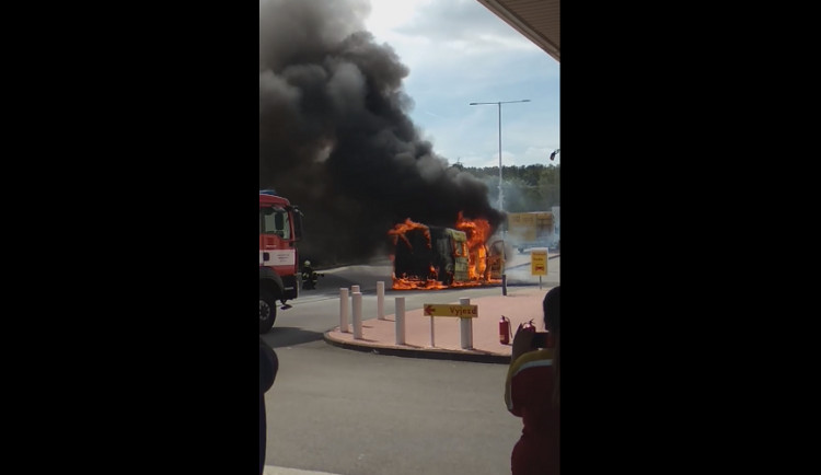 Brněnské kapele shořela při cestě na koncert dodávka se všemi nástroji, kamarádi jim na pomoc založili sbírku
