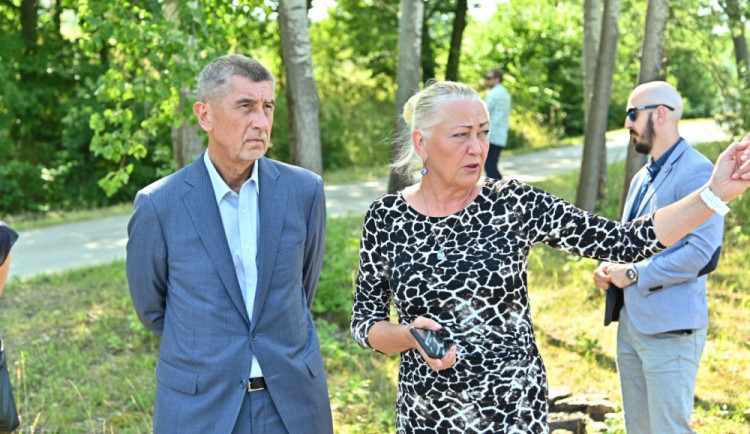 Andrej Babiš se starostkou Cehnic Helenou Sosnovou.