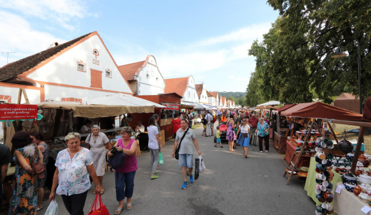 Tradiční Selské slavnosti v Holašovicích každý rok přilákají tisíce návštěvníků a není se čemu divit