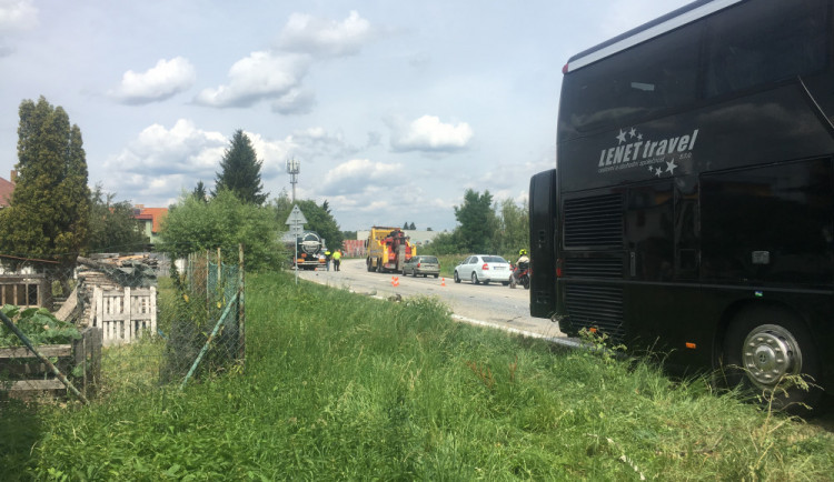 U Litvínovic boural autobus s náklaďákem. Na hlavním tahu na Krumlov se tvoří kolony