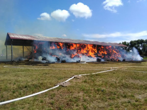 Na Strakonicku hořel sklad. Škoda přesahuje dva miliony korun