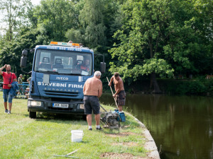 Ze slepého ramene zmizela část zábradlí. Lidé novinku chválí i haní