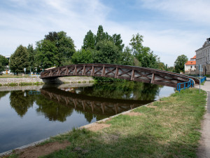 Ze slepého ramene zmizela část zábradlí. Lidé novinku chválí i haní
