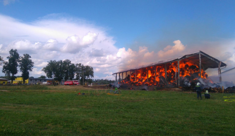 Na Strakonicku hořel sklad. Škoda přesahuje dva miliony korun