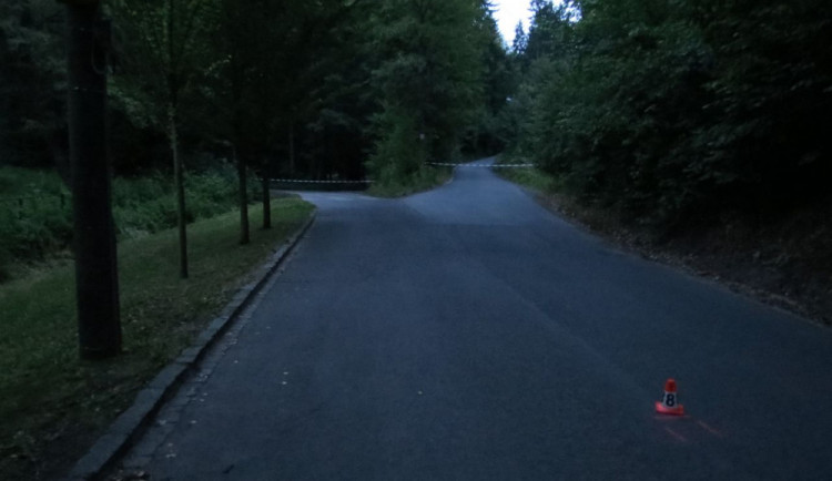 Cyklista bez přilby nezvládl řízení, havaroval a zemřel. Policie hledá svědky