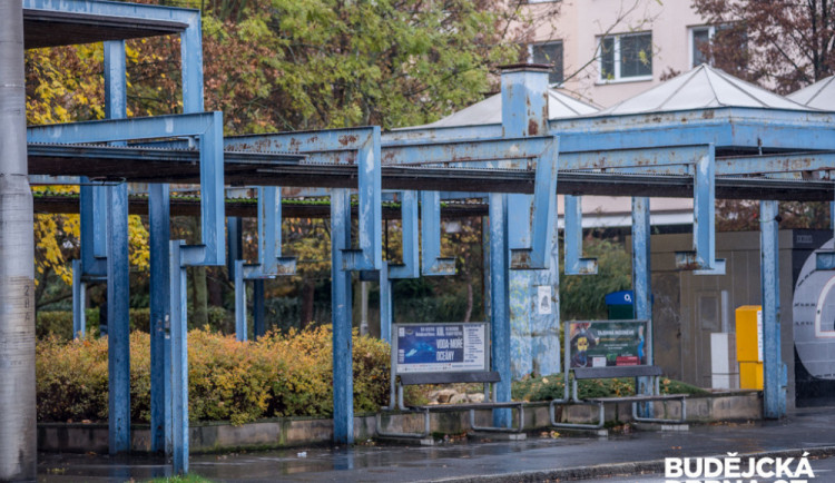 Část modrého loubí z Pražské třídy zmizí. Co bude se zbytkem zatím není jasné