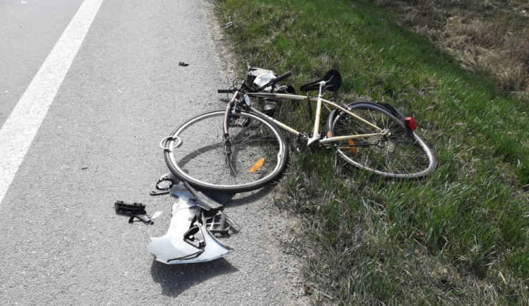 Ve Frymburku havaroval cyklista. Lékaři mu nedokázali pomoct