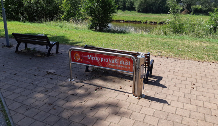 Cyklopumpy v Budějcích jsou terčem vandalů. Tentokrát řádili v Plzeňské ulici