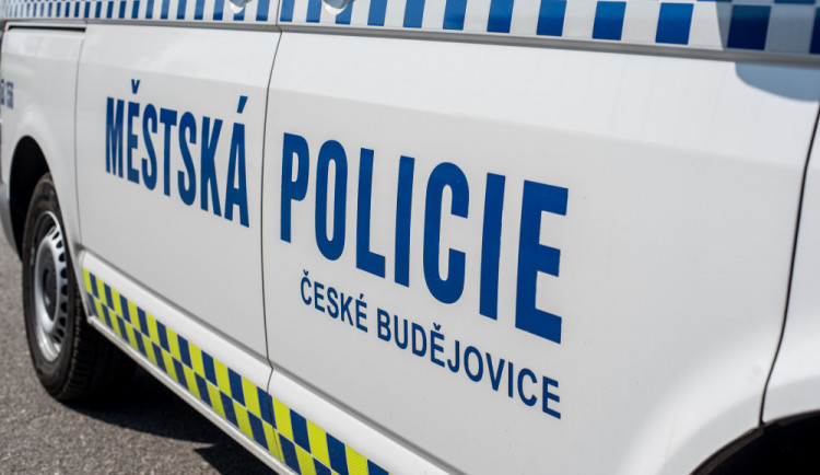 Cyklista údajně porušil pravidla silničního provozu, řidič osobáku na něj vytáhl teleskopický obušek