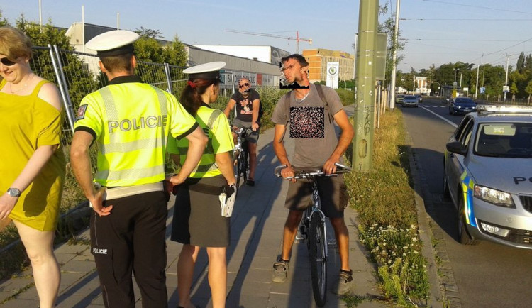 FOTO: Policisté dnes ráno zastavili dvacet cyklistů, kteří porušili zákon. Kontroly budou pokračovat