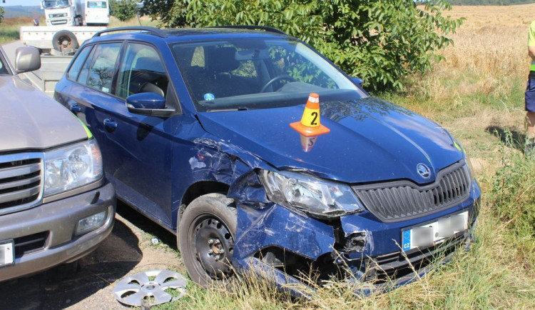 Auto začalo odbočovat, když ho předjíždělo jiné auto. Škoda je vyčíslena na 70 tisíc