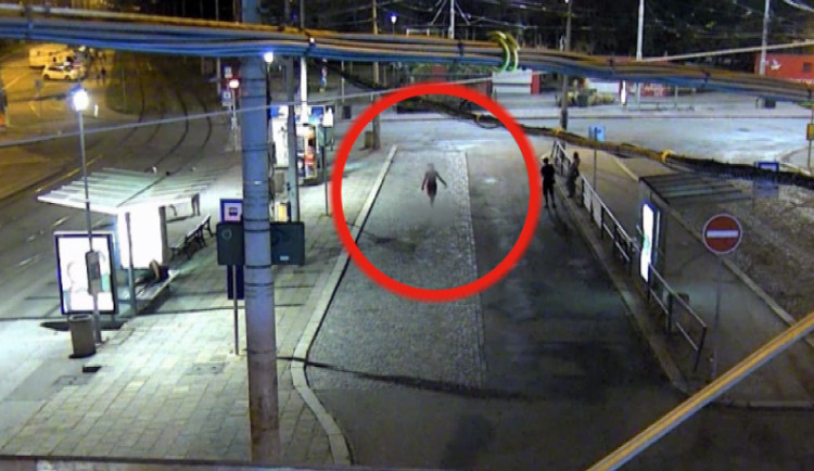 VIDEO: Mladá zlodějka okradla muže spícího na Mendláku. Ukradené věci si nastrkala do podprsenky