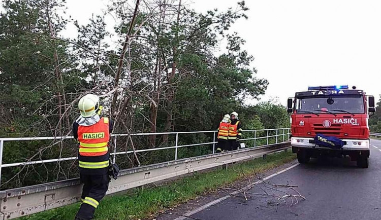 AKTUÁLNĚ: Silné bouřky zasáhly jih kraje. Hasiči hlásí 25 zásahů