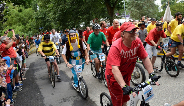 Keramickými trhy v Bechyni se prohnala koloběžková Grand Prix