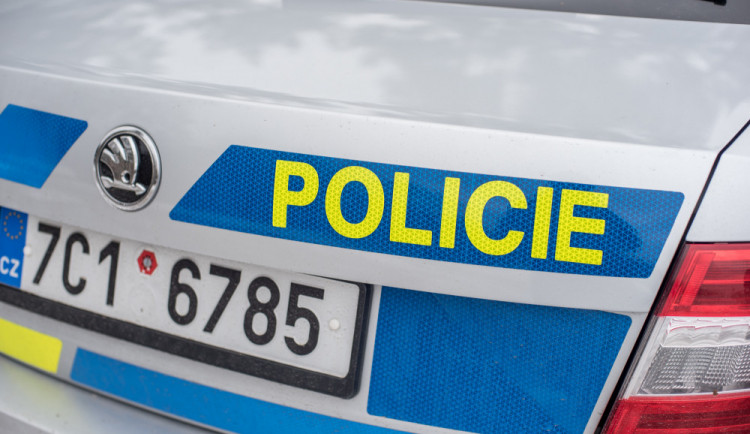 Chtěla skočit z okna ubytovny. Strakoničtí policisté mladé ženě zachránili život