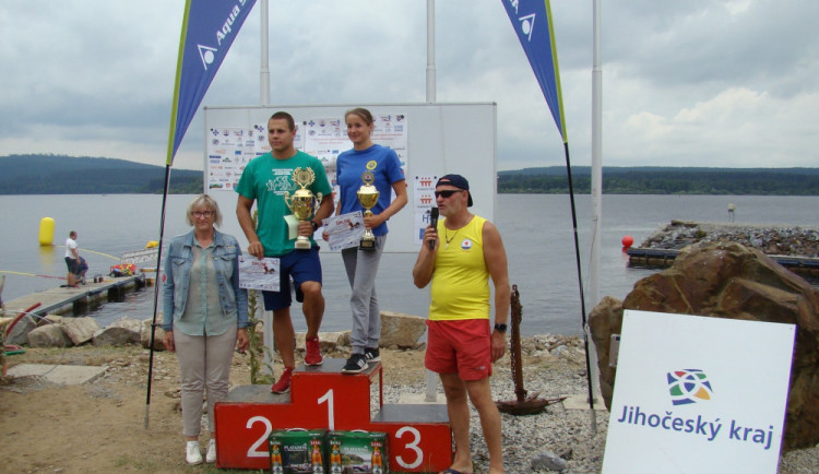 Na Lipně soutěžili nejlepší čeští dálkoví plavci o pohár starostky obce Černé v Pošumaví a pohár Lipenského vodního záchranáře