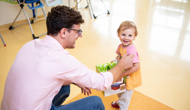 Dětské oddělení budějcké nemocnice má čtyři nová lůžka. Dostalo je od Kapky Naděje