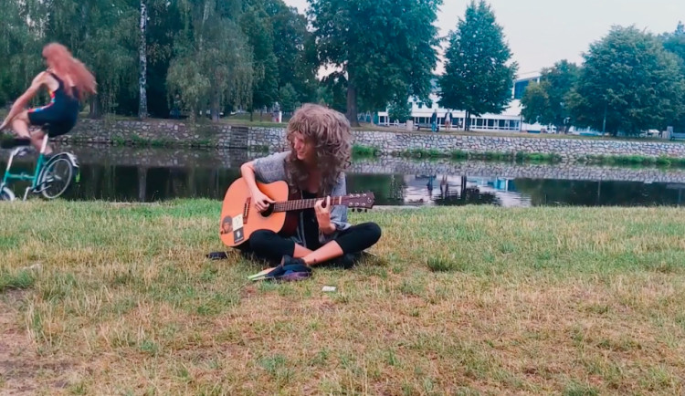 Lidé topící se v řece. Video paroduje jednu z největších obav budějčáků