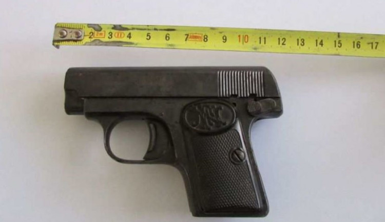 Muž přinesl pistoli na policii. Údajně ji našel při vyřizování pozůstalosti po svém otci.