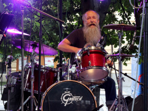 Smutný Karel zaplnil prostor u Slavie. Zatáhl nás zpátky do divokých šedesátek