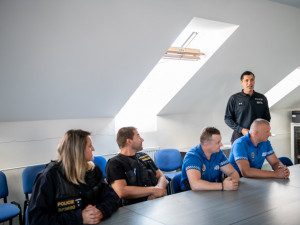 Zasahující státní a městští policisté.