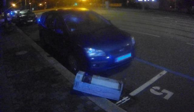 FOTO/VIDEO: V Brně o víkendu řádili vandalové. Odnesla to zaparkovaná auta a motorka