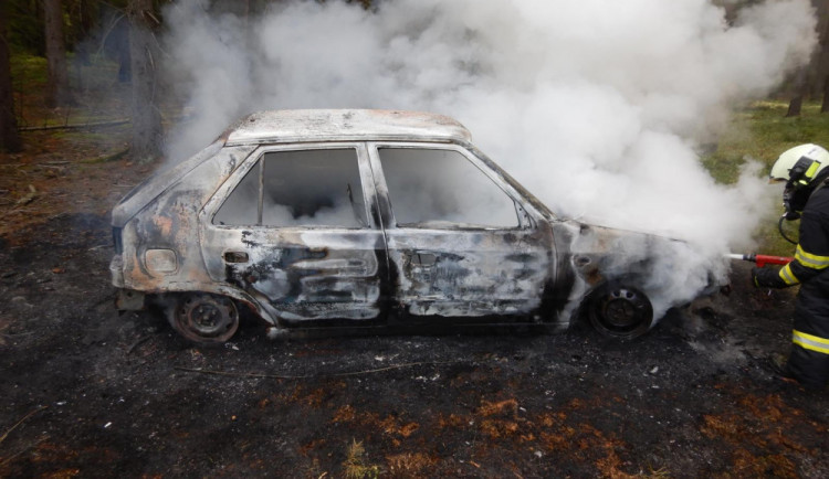 Muž šel na houby, mezitím mu shořelo auto