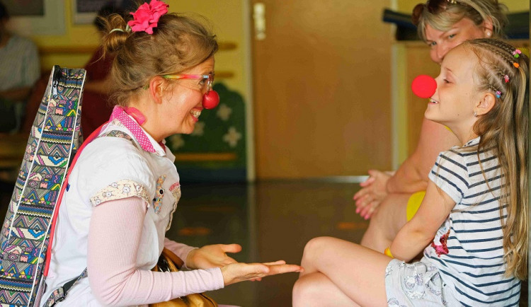 Místo pláče smích. Dětskou pohotovost Fakultní nemocnice začali navštěvovat Zdravotní klauni