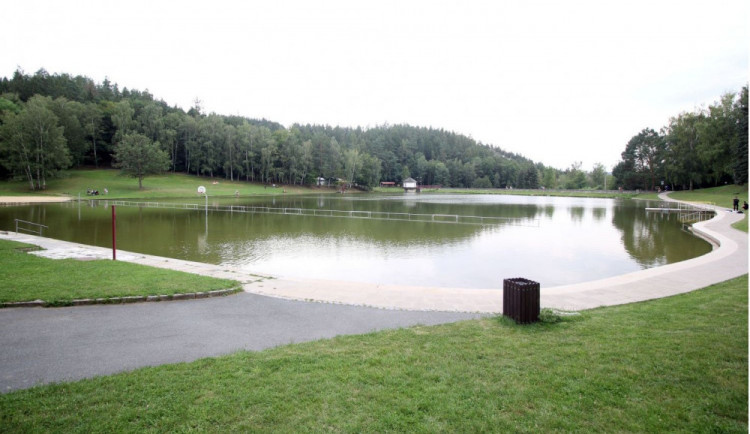 Ve vodní nádrži v Blansku se utopil muž. Šel si opilý zaplavat