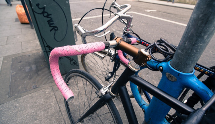Zloděj ukradl cyklistovi z Brna kolo, pak se ho pokusil prodat jeho kamarádům v cyklodílně
