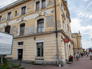 Rekonstrukci už si budova vlakového nádraží opravdu zaslouží.