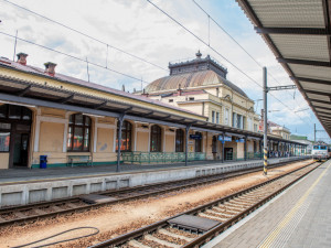 Rekonstrukci už si budova vlakového nádraží opravdu zaslouží.