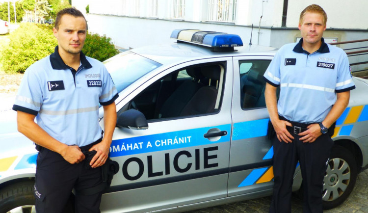 Muž se chtěl zabít skokem pod vlak, policisté mu sebevraždu rozmluvili
