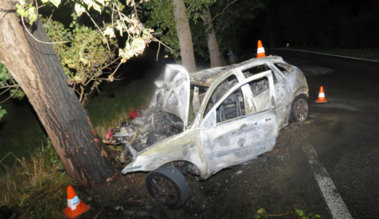 U Munic hořelo auto, zranil se řidič i spolujezdec