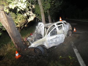 U Munic hořelo auto, zranil se řidič i spolujezdec