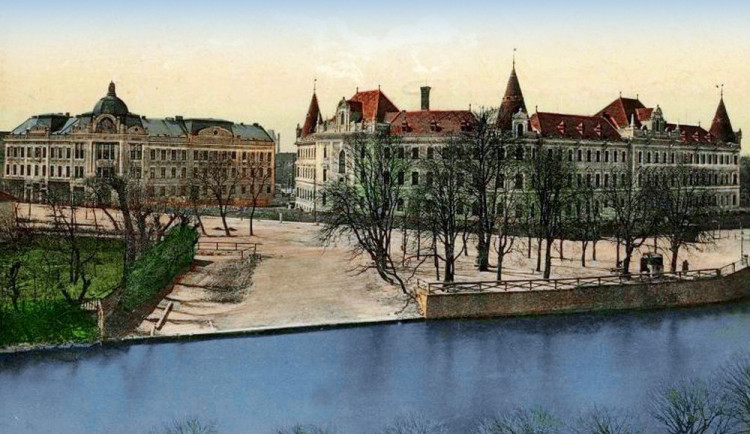 Levý břeh Malše po roce 1903 s přístavištěm, okresním domem a justičním palácem.