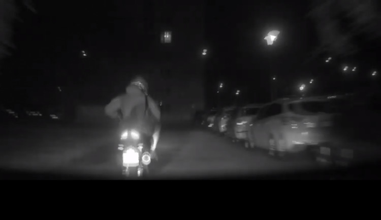 VIDEO: Zfetovaný muž ujížděl v Brně policistům na kradeném skútru
